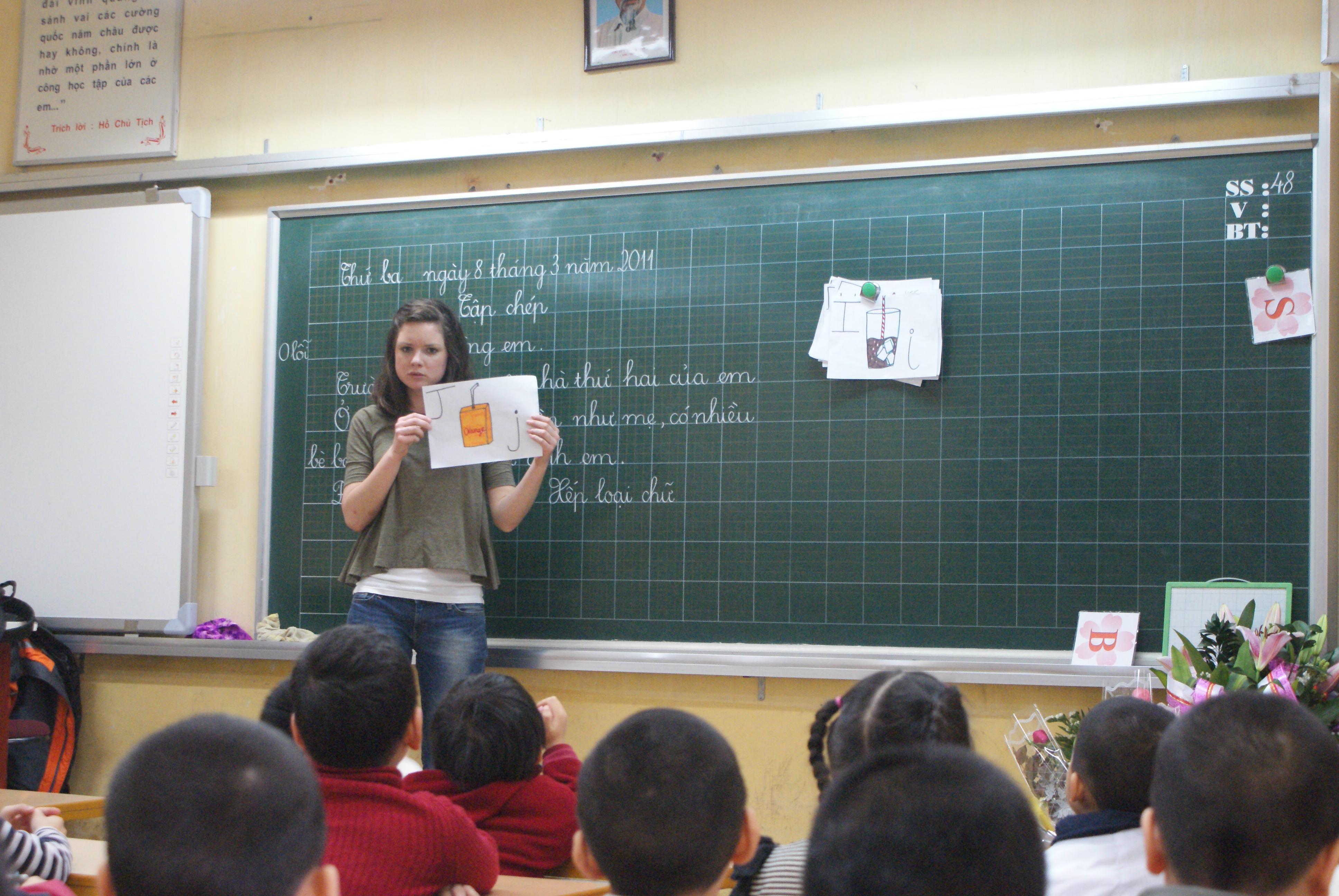 Projects Abroad volunteer teaching English in Vietnam runs a class for her students A volunteer runs an English class as a teacher in Vietnam